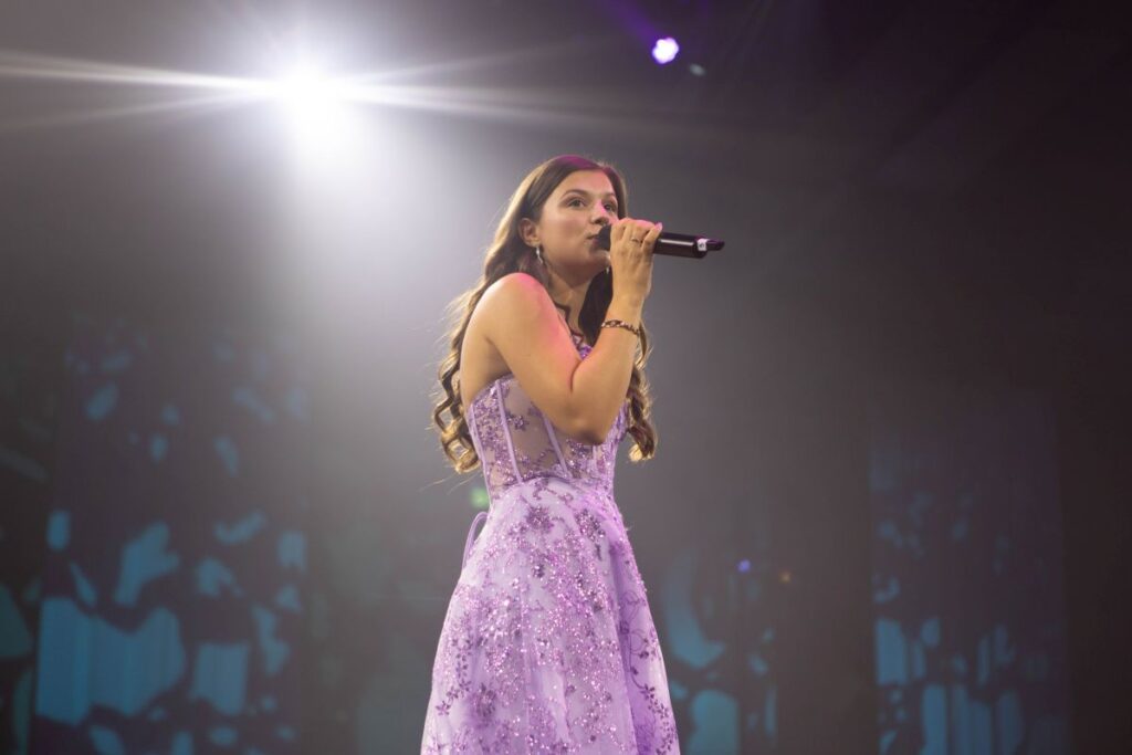 Singer Singing Female, At The Gala Awards In Dublin Best Signers Suprise Corporate Gala Awards For Business Startups And Interneational Companies - E17