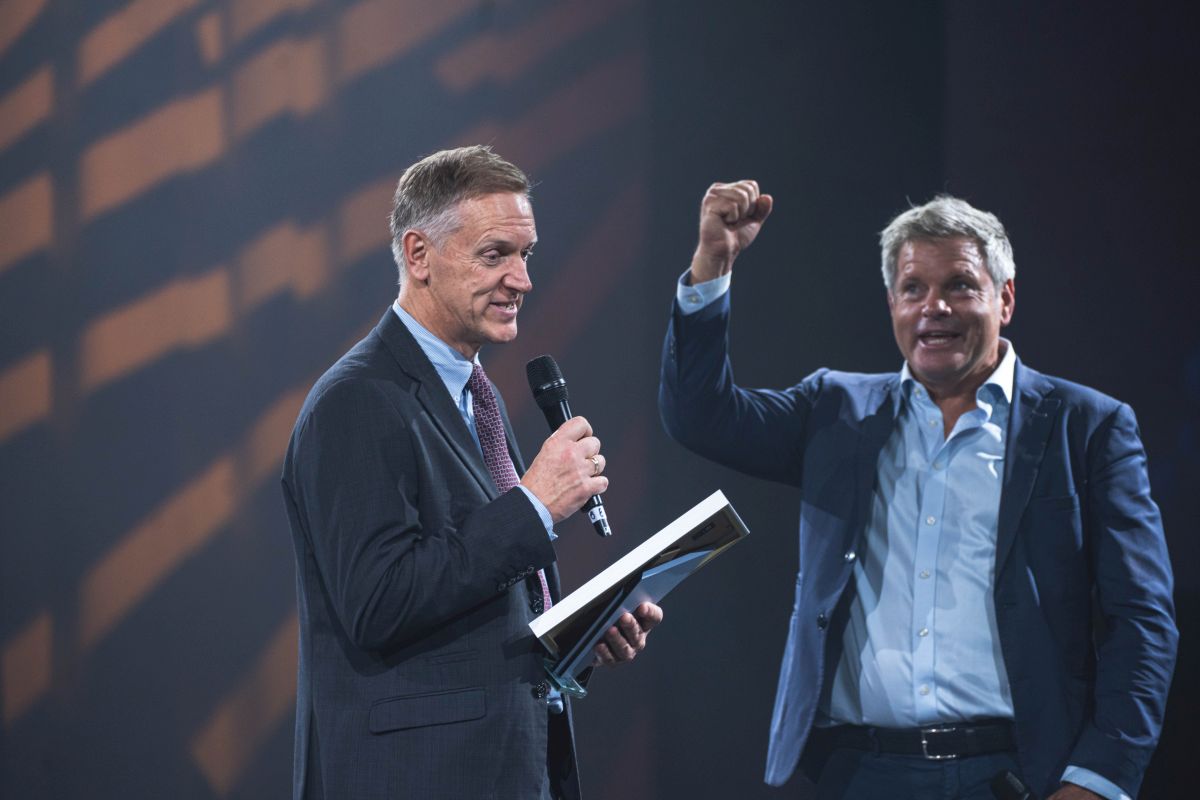 Speaker Speaks To Two Gala Winners At The Stage During Fedesa Conference Gala In Dublin Ireland Convention Centre Dublin Final Speech - E17